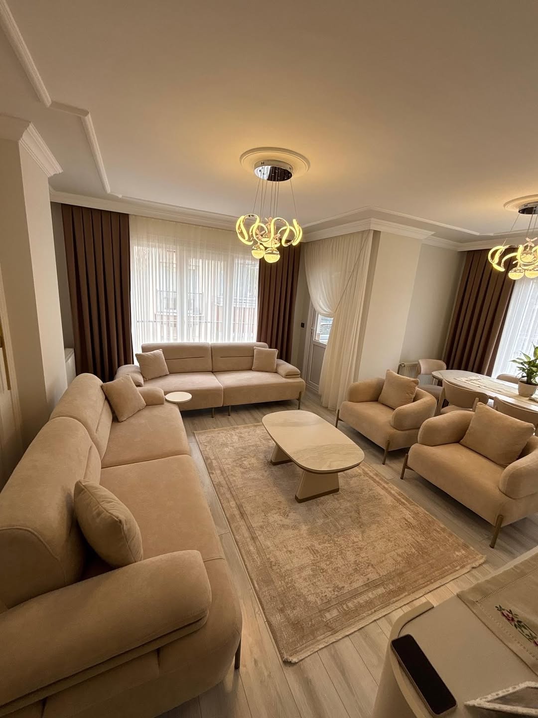 Ferbay Home Furniture yasam odasi ve showroom atmosferi